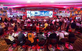 Antarmuka aplikasi qqalienpoker menampilkan pasar Liga 1 dan permainan kasino dealer-langsung