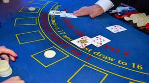 Opsi tindakan pemain blackjack Tampilan pemain blackjack dengan nilai tangan dan opsi hit, stand, double down
